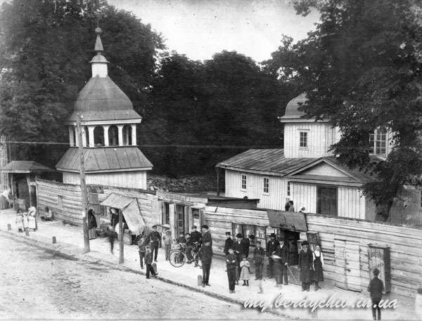 Дерев'яна Миколаївська церква, збудована греко-католиками 1751 року і розібрана 1906 року